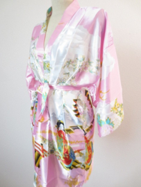 Fantastische kleurrijke halflange lichtroze kimono met Geisha