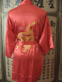Stoere korte rode kimono met draak aan de achterzijde