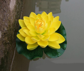 Drijvende gele  Lotusbloem op blad 17 cm