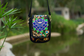 Leuk èn handig geborduurd schoudertasje met dubbele rits donkerblauwe lotusbloem