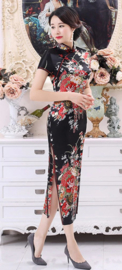 Prachtige elegante lange zwarte Chinese jurk met rode bloemenprint t/m maat 48!