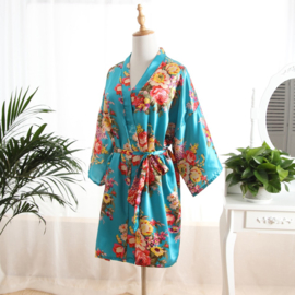 Prachtige korte turquoise kimono met schitterende bloemenprint
