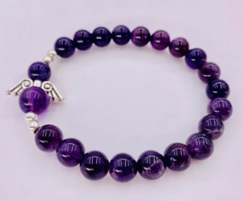 Prachtige armband van geslepen 8 mm Amethyst  kralen en Beschermengeltje in geschenkdoosje