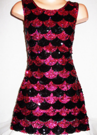 Superleuk glitterjurkje met zwart/fuchsiaroze retromotief alleen nog maat 116/122 en 152/`158