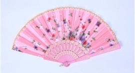 Mooie handwaaier van stof met bloemen roze