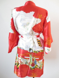 Fantastische kleurrijke halflange rode kimono met Geisha 