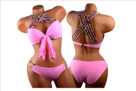 Leuke roze bikini maat 42/44 met gekleurde bandjes en push-up top op meerdere manieren te dragen!