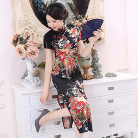 Prachtige elegante lange zwarte Chinese jurk met rode bloemenprint t/m maat 48!