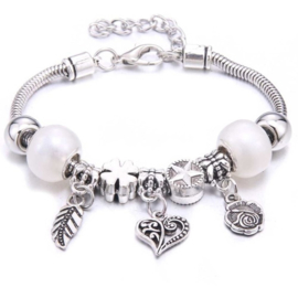 Mooi Pandorastyle armbandje met roosje, hartje, veertje en witte parelkralen