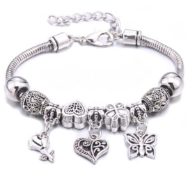 Mooi Pandorastyle armbandje met roosje, hartje, vlindertje en zilveren kralen