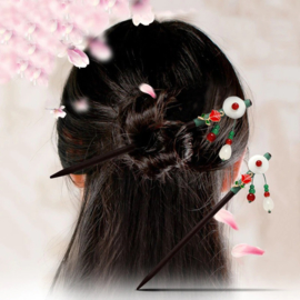 Mooie houten haarpin met rood bloemetje en rood/wit/groene kralen