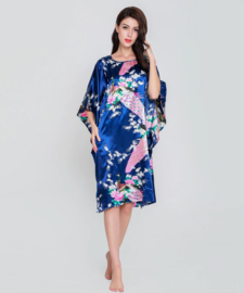 Mooie marine satijnen one-size kaftan met pauwen maat 40 - 48