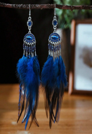 Bohemian oorbellen met kobaltblauwe veren en kraaltjes V9