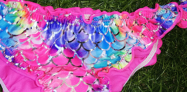 Superleuke Zeemeermin bikini hardroze/multicolor met glinsterende zilveren "schubben" + haarscrunchie