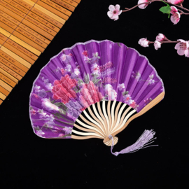 Leuke elegante kleine handwaaier met bloemen van bamboe en stof paars