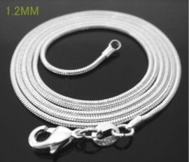 Zilverkleurige snake ketting met sluiting 45 cm