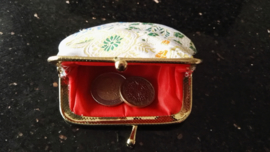 Leuk klein brokaat portemoneetje goud met gekleurde bloesem