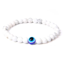 Armband van witte turkoois kralen en "boze oog" kraal