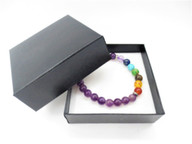 Prachtige armband van geslepen 8 mm Amethyst kralen en 7 chakra kralen in geschenkdoosje