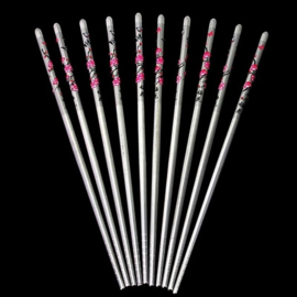 Één paar metalen chopsticks/haarpennen met roze pruimenbloesem