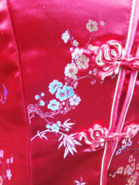 Prachtig rood brokaat getailleerd Chinees jasje met pruimenbloesem