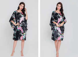 Mooie zwarte satijnen one-size kaftan met pauwen maat 40 - 48