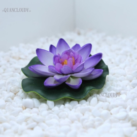 Drijvende paarse Lotusbloem op blad 10 cm