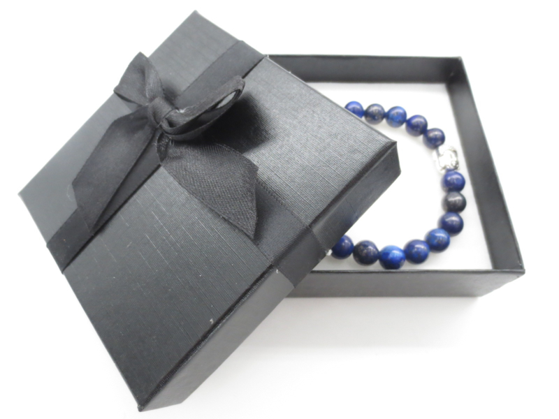 Prachtige armband van geslepen 8 mm Lapiz Lazuli  kralen en Boeddha in geschenkdoosje