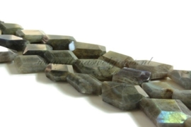 Labradoriet free shape ca. 20 tot 35mm A kwaliteit (korte streng) (G17)