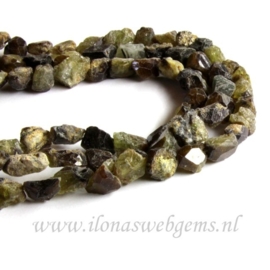 Groene Granaat kralen rough ca. 8 tot 10mm (B19)