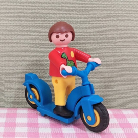 Playmobil Special 4538 jongen met dinosaurus shirt op blauwe step - City Life