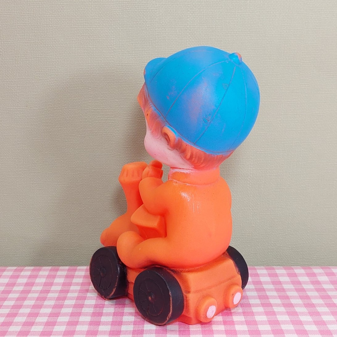 Vintage piepfiguur jongetje op locomotief  15 cm - Made in Malaysia