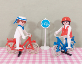 Vintage Playmobil 3573 fietsers met verkeersbord - figuren op fiets
