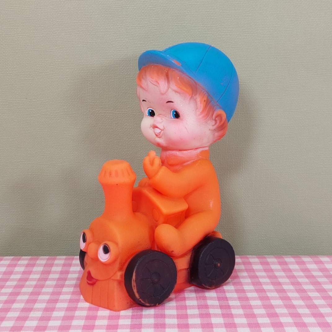Vintage piepfiguur jongetje op locomotief  15 cm - Made in Malaysia