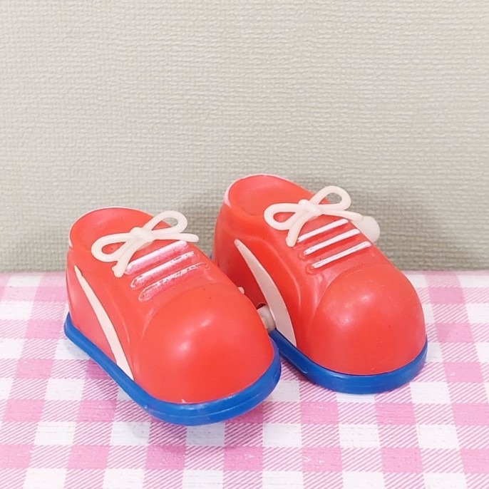Vintage opwindfiguur jaren 80 - rode sneakers Hong Kong