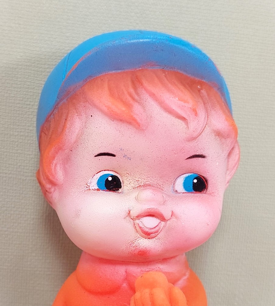 Vintage piepfiguur jongetje op locomotief  15 cm - Made in Malaysia