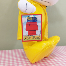 Snoopy Peanuts knuffel United Labels 2001 - gele regenjas 35 cm