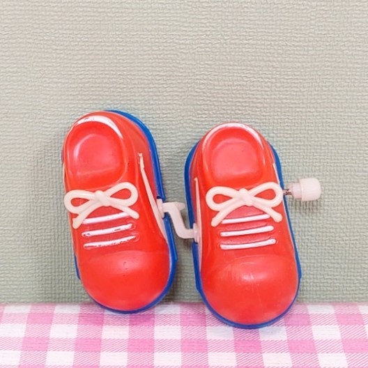Vintage opwindfiguur jaren 80 - rode sneakers Hong Kong