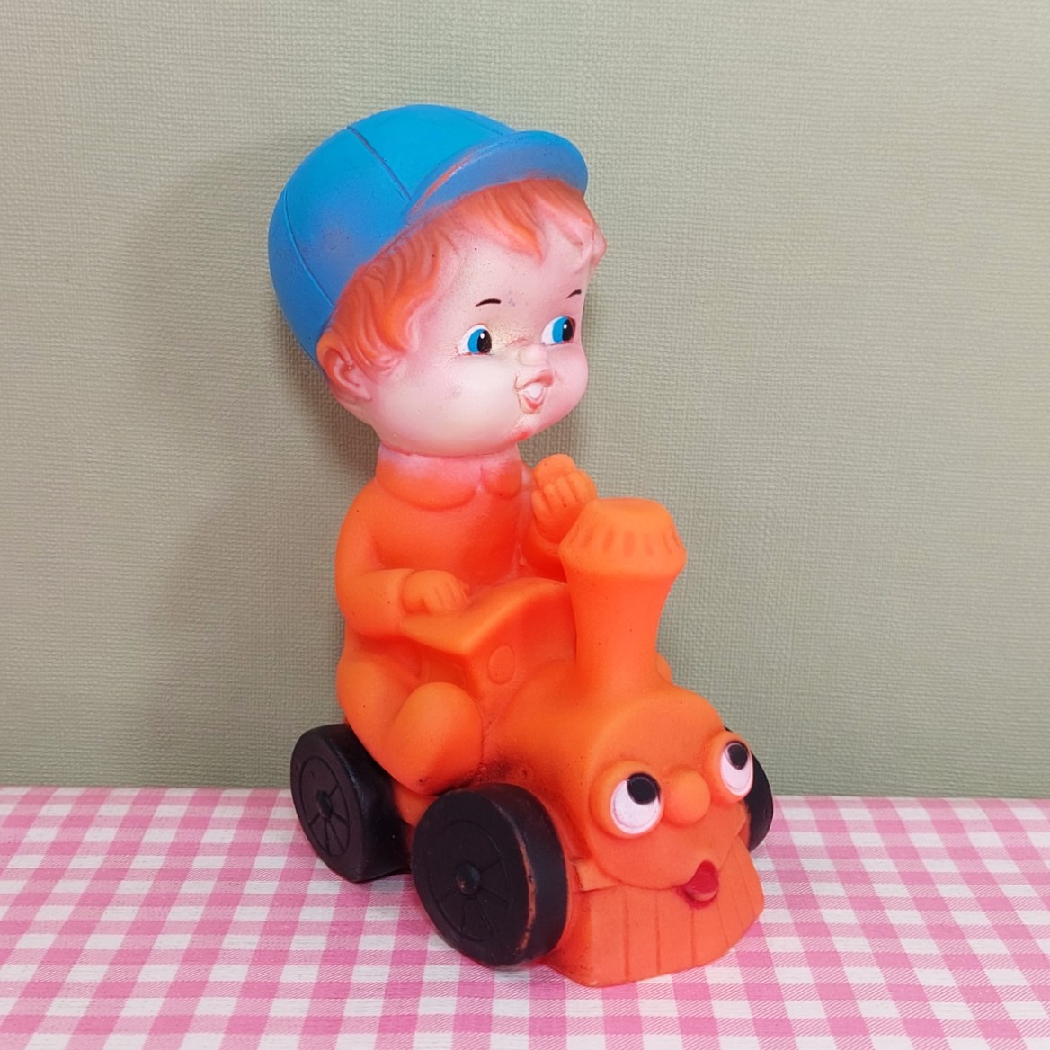 Vintage piepfiguur jongetje op locomotief  15 cm - Made in Malaysia