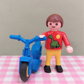 Playmobil Special 4538 jongen met dinosaurus shirt op blauwe step - City Life