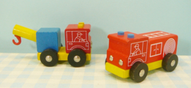 Houten speelgoed brandweerauto en sleepwagen