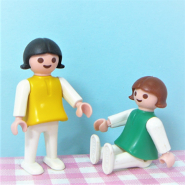 Vintage playmobil kinder figuren - meisje groen / geel