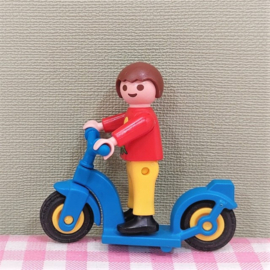 Playmobil Special 4538 jongen met dinosaurus shirt op blauwe step - City Life