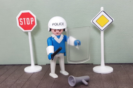 Vintage Playmobil  3324 politie agent met verkeersborden - 1974