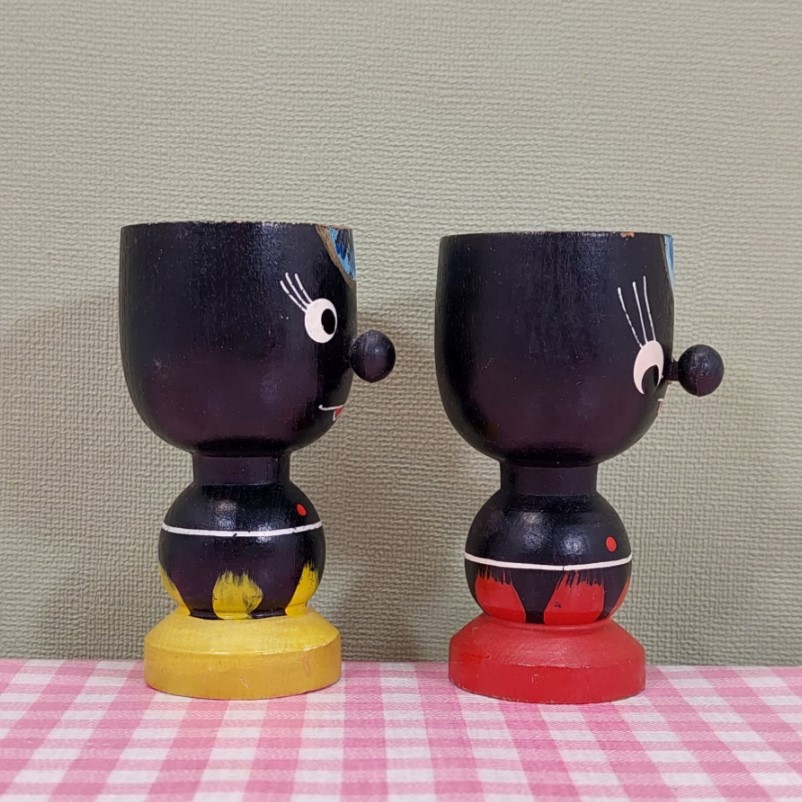 Vintage houten eierdopjes - donkere figuurtjes geel/rood - Jaren 60