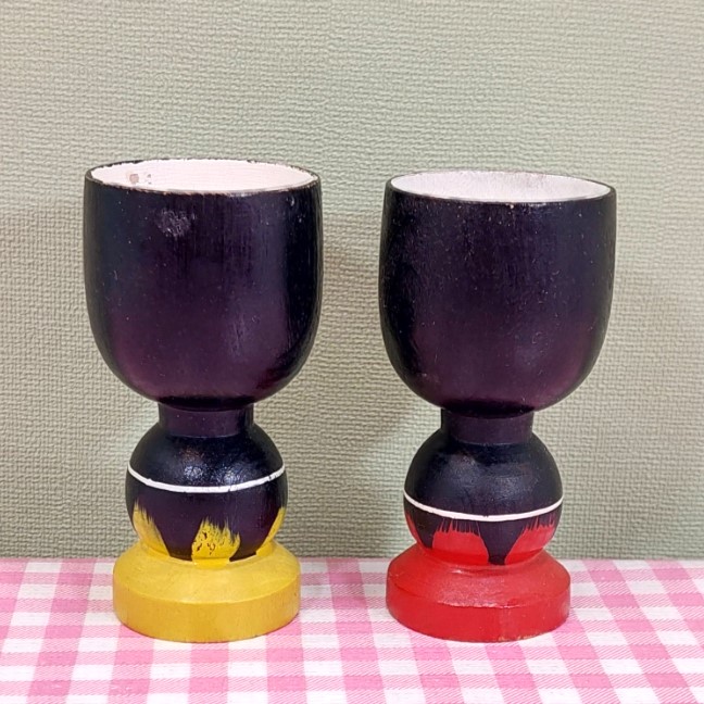 Vintage houten eierdopjes - donkere figuurtjes geel/rood - Jaren 60