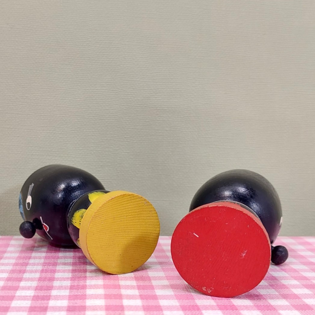Vintage houten eierdopjes - donkere figuurtjes geel/rood - Jaren 60