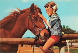 Vintage ansichtkaart meisje met paard
