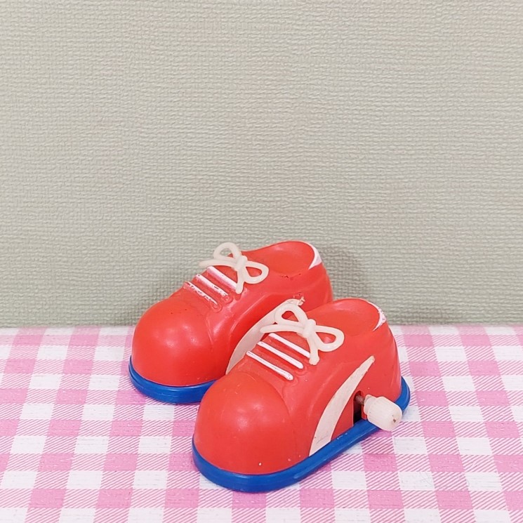 Vintage opwindfiguur jaren 80 - rode sneakers Hong Kong
