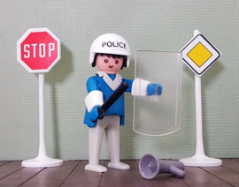 Vintage Playmobil  3324 politie agent met verkeersborden - 1974